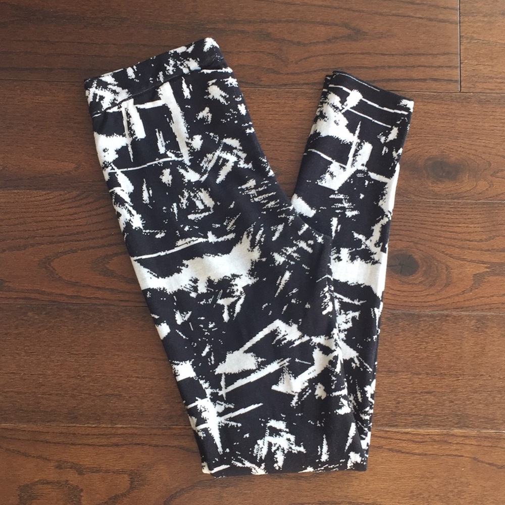 BCBG printed leggings 🖤